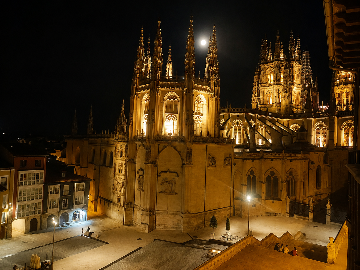 Catedral de Burgos iluminada de noche con luna llena