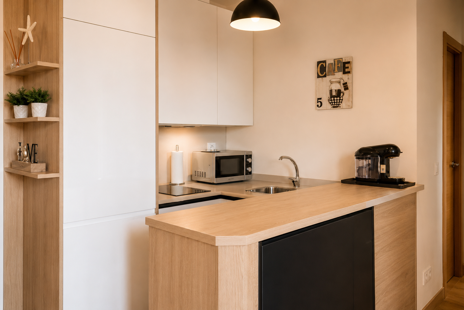 Cocina equipada con encimera de madera y café de especialidad