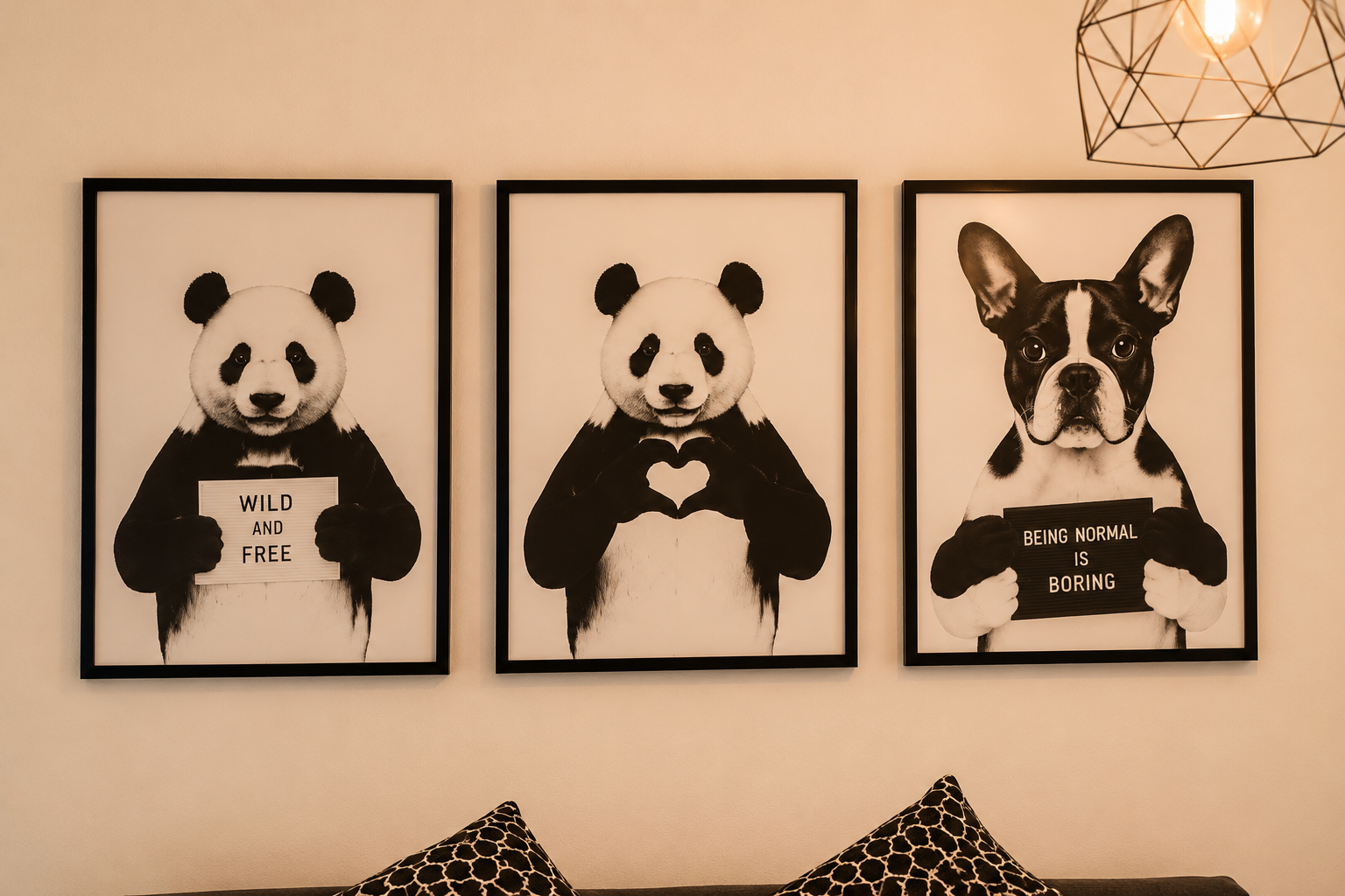 Galería de cuadros de animales sobre el sofá del salón del apartamento