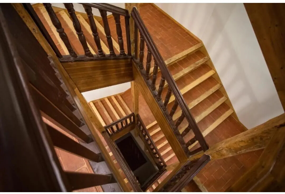 Escalera histórica de madera y barro cocido del edificio en el casco antiguo de Burgos