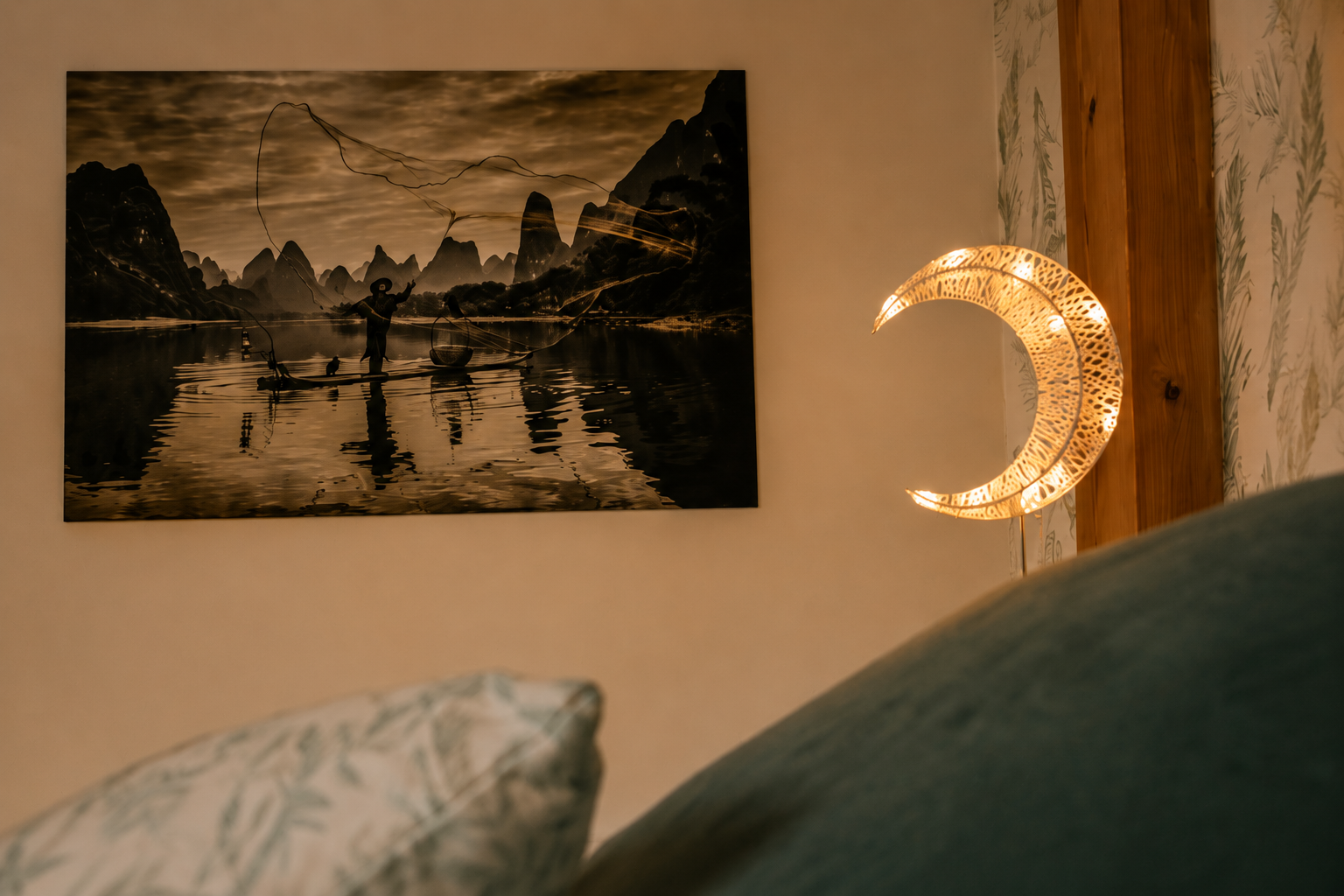 Detalle decorativo con lámpara en forma de luna y obra artística en el salón